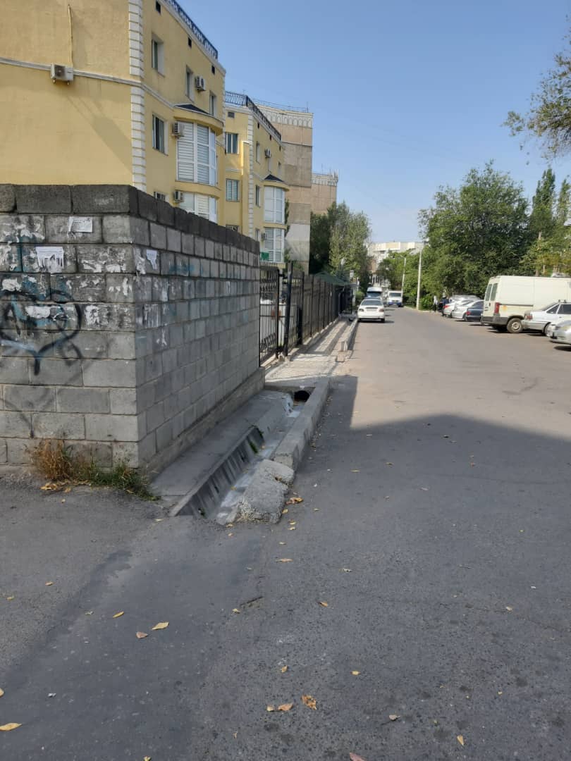 Жители считают, что здесь должен быть тротуар