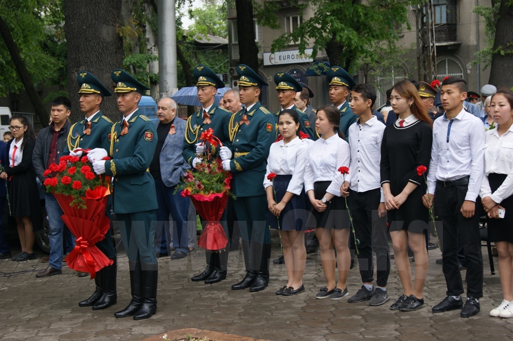 Возложение цветов к памятнику дважды Герою Советского Союза Талгату Бегельдинову.