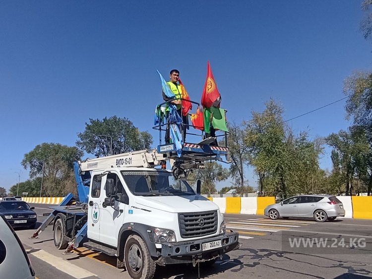 К саммиту вешают флаги на столбах