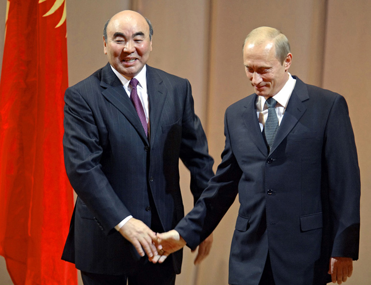 Владимир Путин встречается с Аскаром Акаевым