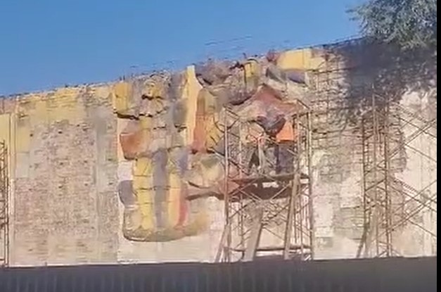 На здании цирка уничтожают барельеф