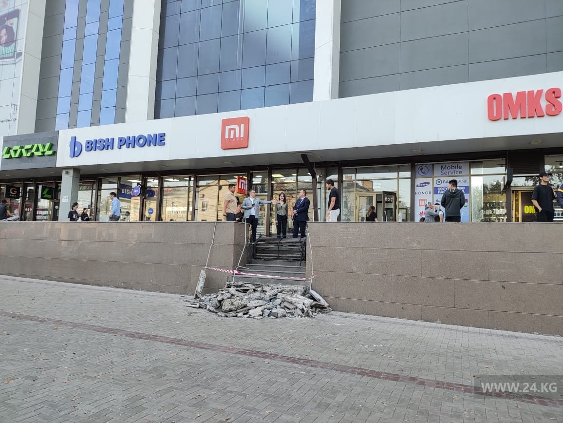 Мэрия Бишкека попыталась демонтировать лестницы ЦУМа