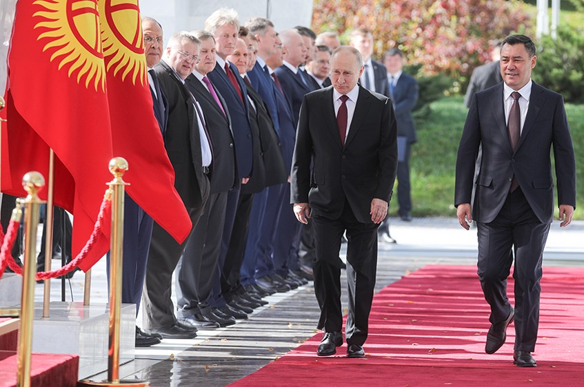Президенты Кыргызстана Садыр Жапаров и России Владимир Путин в Бишкеке, 12 октября 2023 года