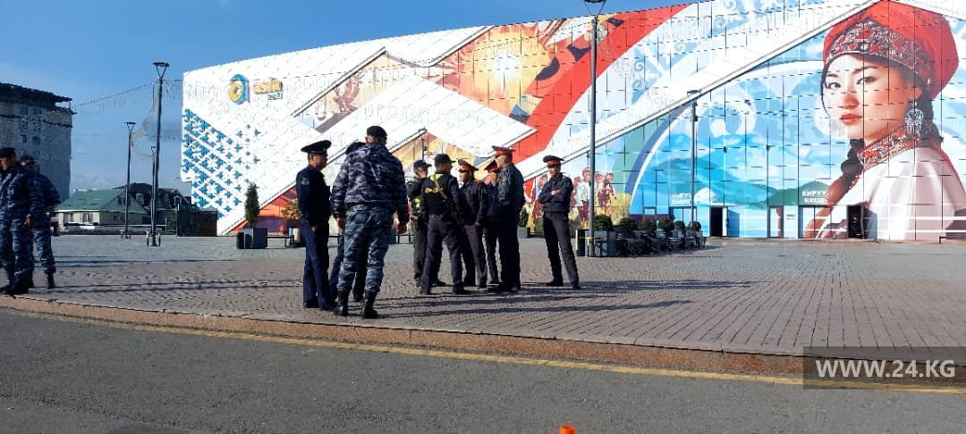 Возле торгового центра Asia Mall много милиционеров