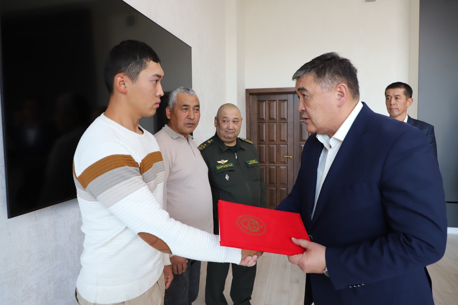 Камчыбек Ташиев вручил ключи от двухкомнатной квартиры пограничнику Таирбеку Инхамову