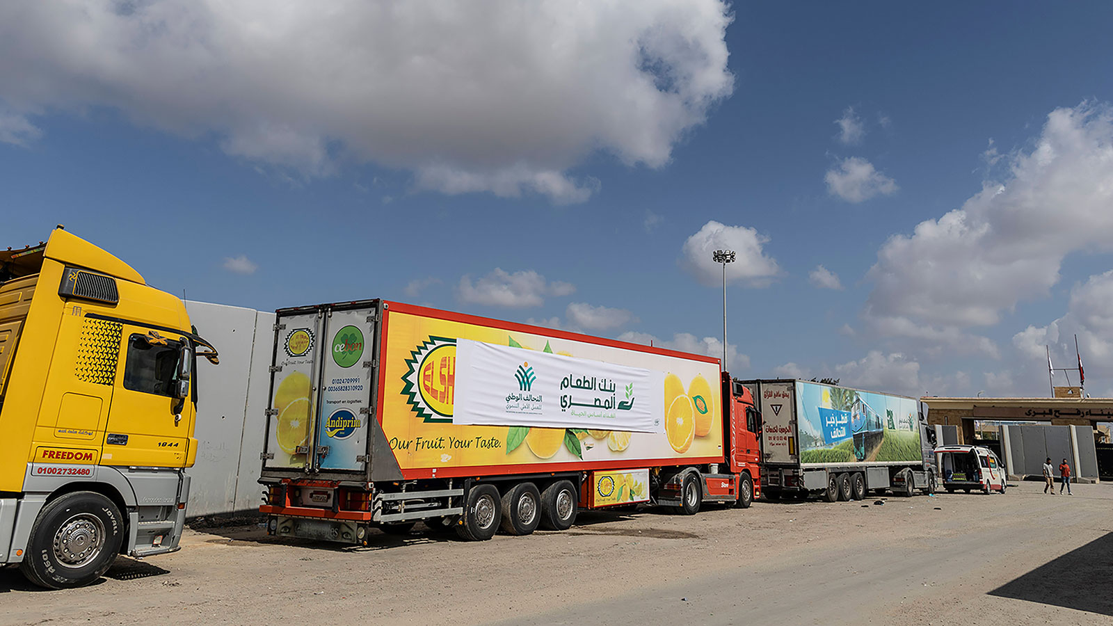 На границе Египта с сектором Газа по-прежнему находятся около сотни грузовиков с гуманитарной помощью для жителей осажденного анклава