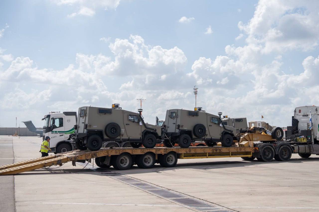 В Израиле приземлился военно-транспортный самолет Boeing C-17 Globemaster III ВВС США, который доставил военную технику для ЦАХАЛ