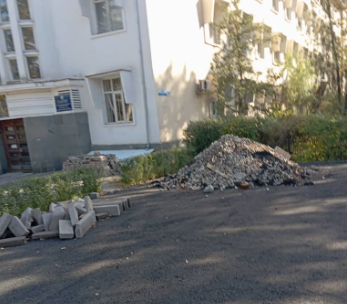 Куча после ремонта тротуара лежит уже больше недели