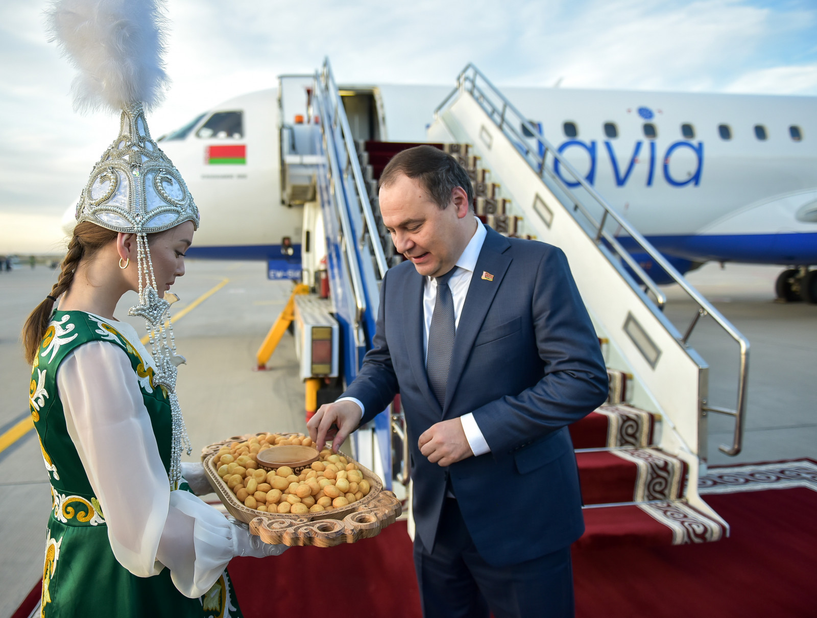 Премьер-министр Беларуси Роман Головченко прибыл в Бишкек