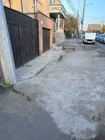 На улице Горького не уложили асфальт возле дома