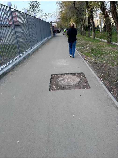 На проспекте Манаса оставили люки в таком виде
