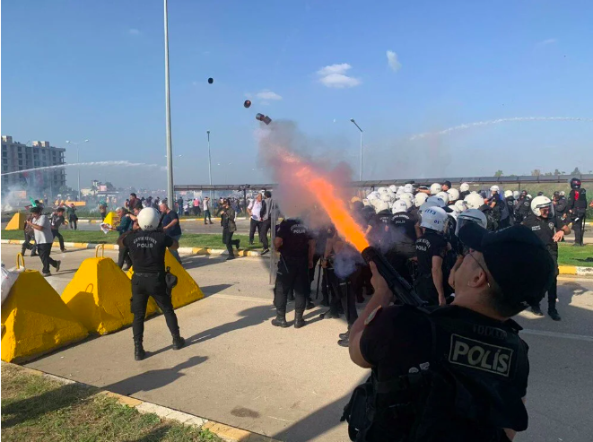 Полицейские применили слезоточивый газ
