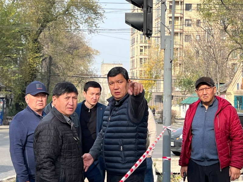 Айбек Джунушалиев проинспектировал ремонт тротуаров