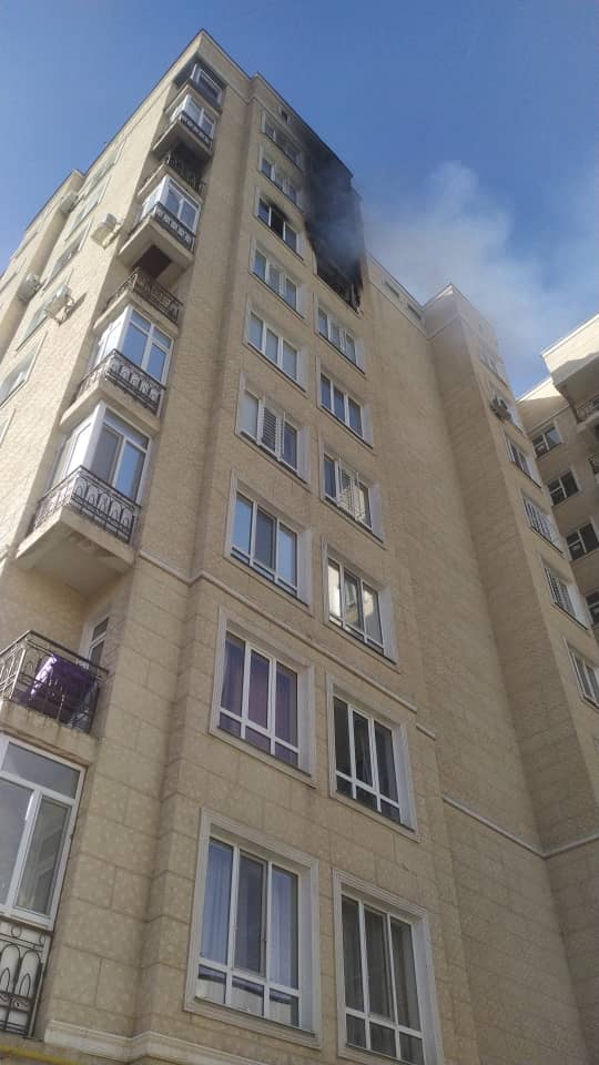 В Бишкеке в многоэтажном доме произошел пожар