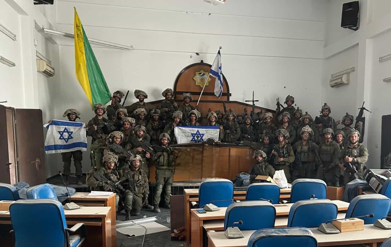 Военные ЦАХАЛ с израильскими флагами в здании Законодательного совета ХАМАС в городе Газа