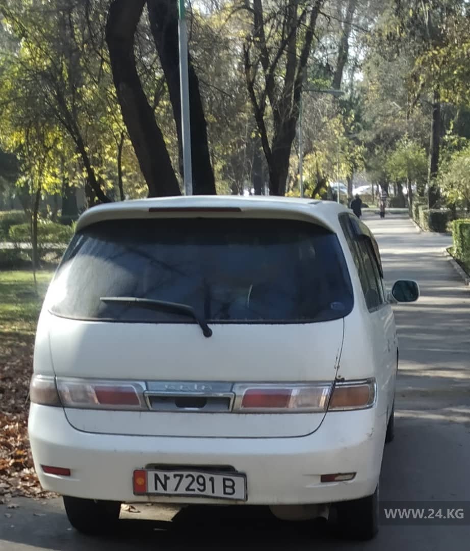 Машины в сквере