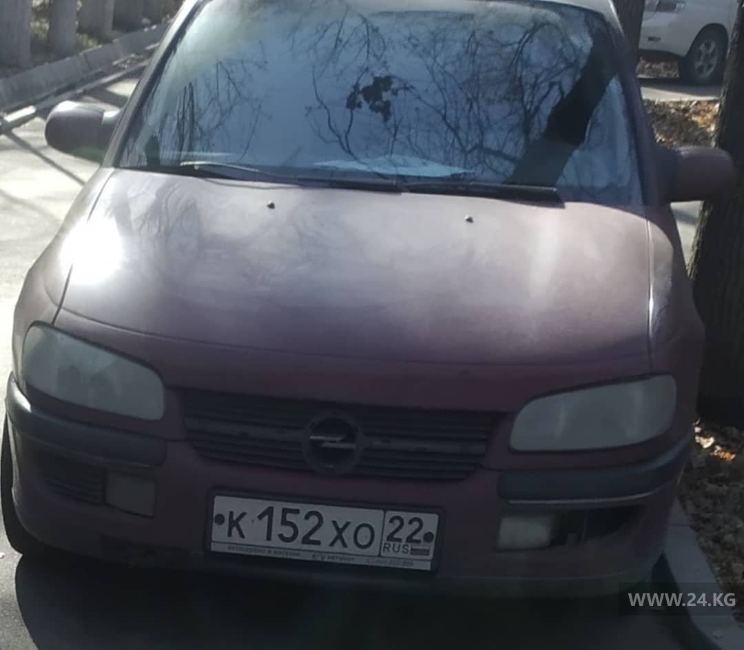 Машины в сквере
