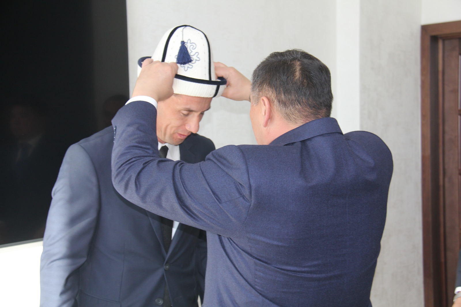 Камчыбек Ташиев наградил сотрудника ГКНБ, ставшего чемпионом мира по джиу-джитсу