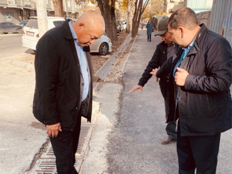 Аким Ленинского района Жыргалбек Шакиев на инспекции тротуаров
