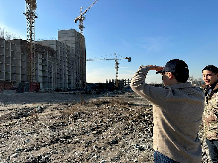 Садыр Жапаров провел внеплановую проверку ипотечной стройки