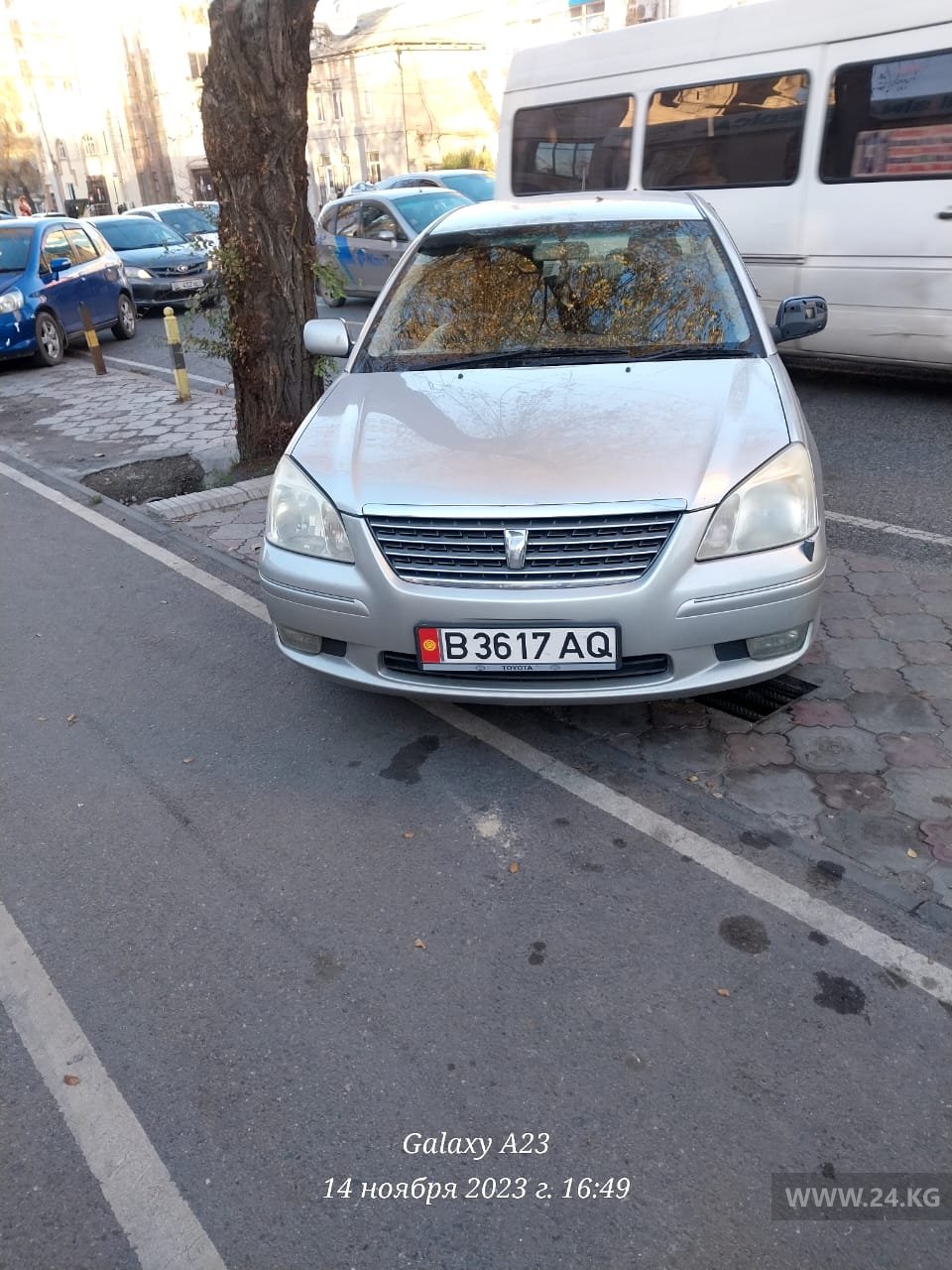 Машины на велодорожке