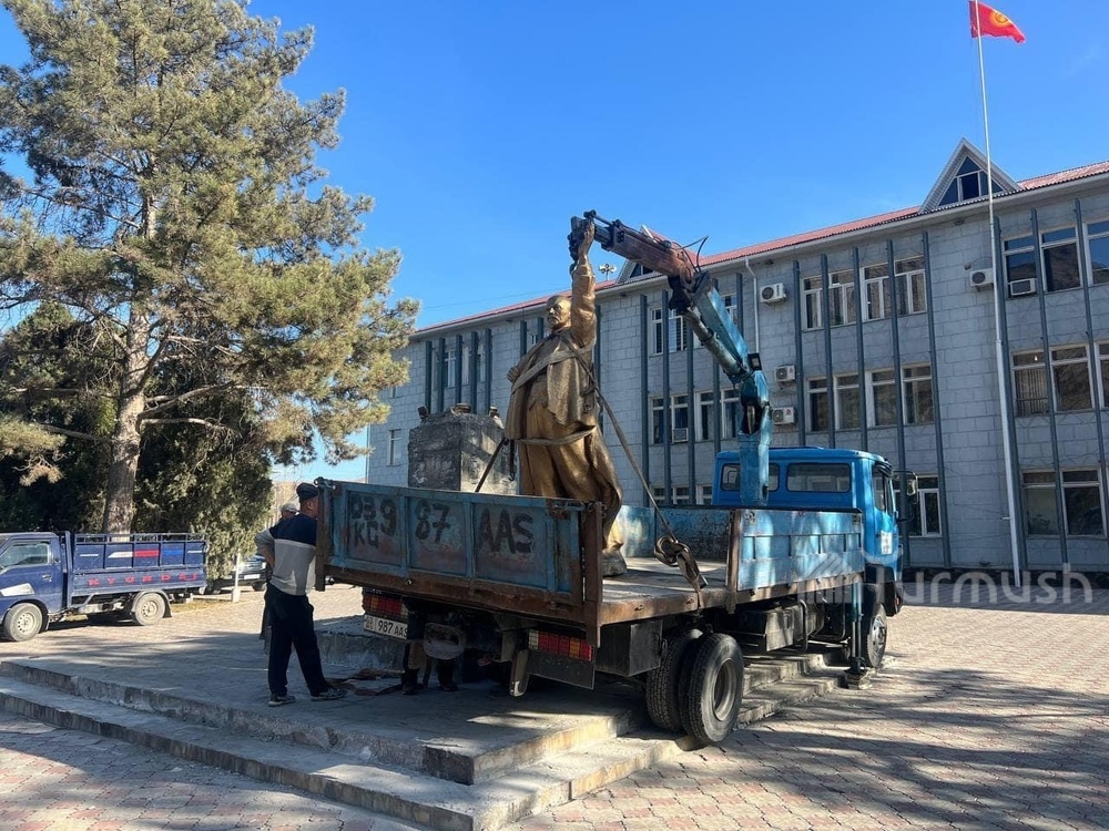В Кадамджайском районе демонтировали памятник Ленину