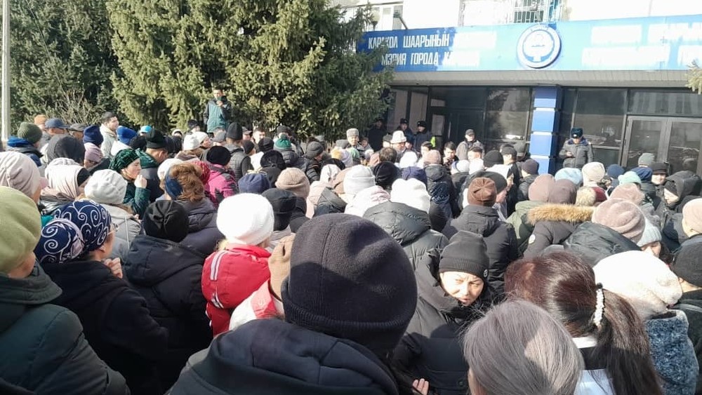 В Караколе на акцию протеста вышли местные торговцы