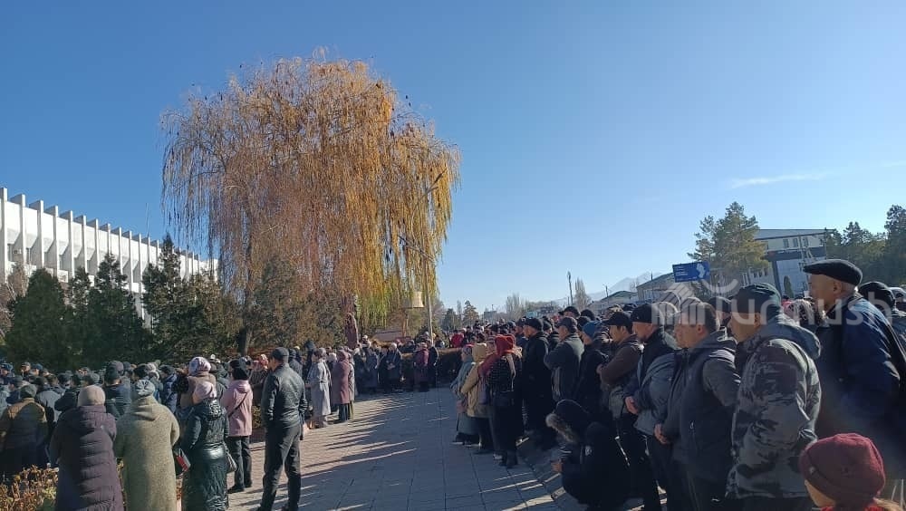 В Таласе участники акции протеста пришли к зданию обладминистрации