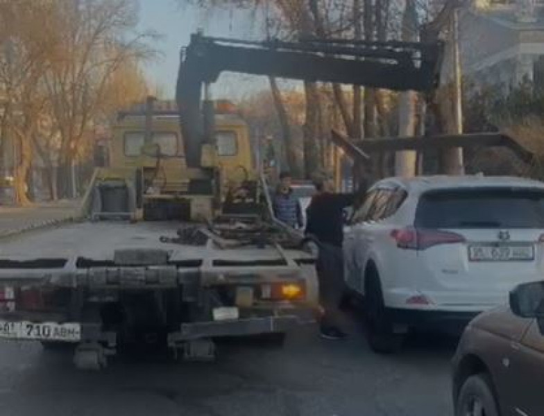 В столице продолжают эвакуировать автомобили