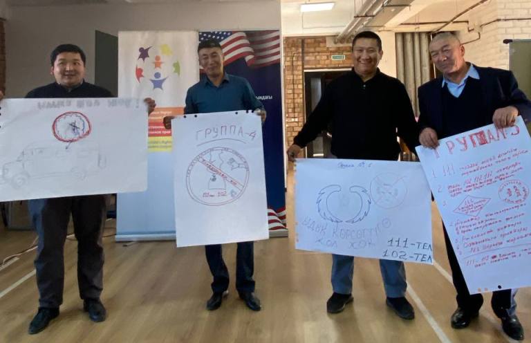 Бригадиры маршруток с плакатами против домогательств