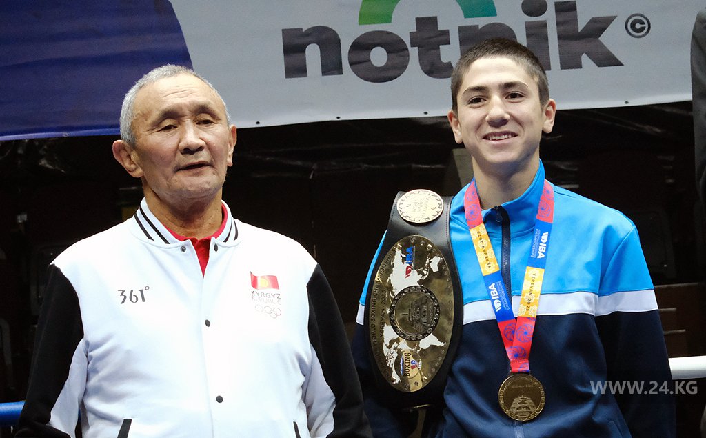 Чемпион мира среди юниоров Амантур Джумаев с тренером