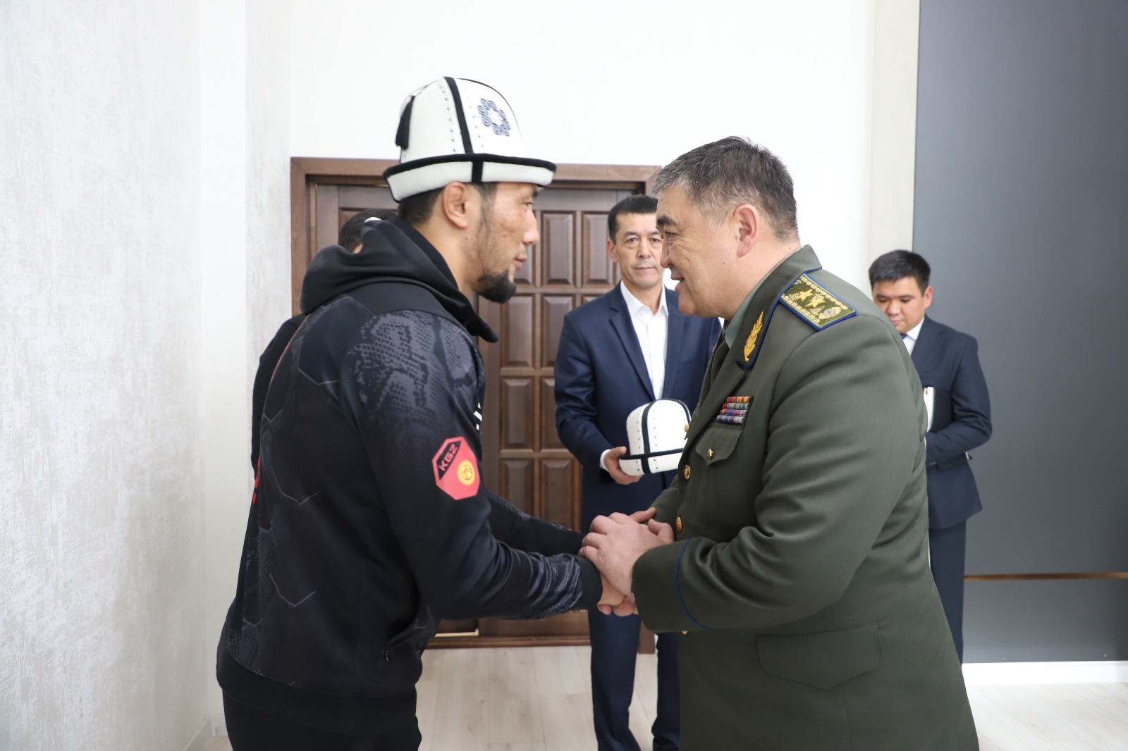 Камчыбек Ташиев встретился с бойцом UFC Мыктыбеком Оролбай уулу