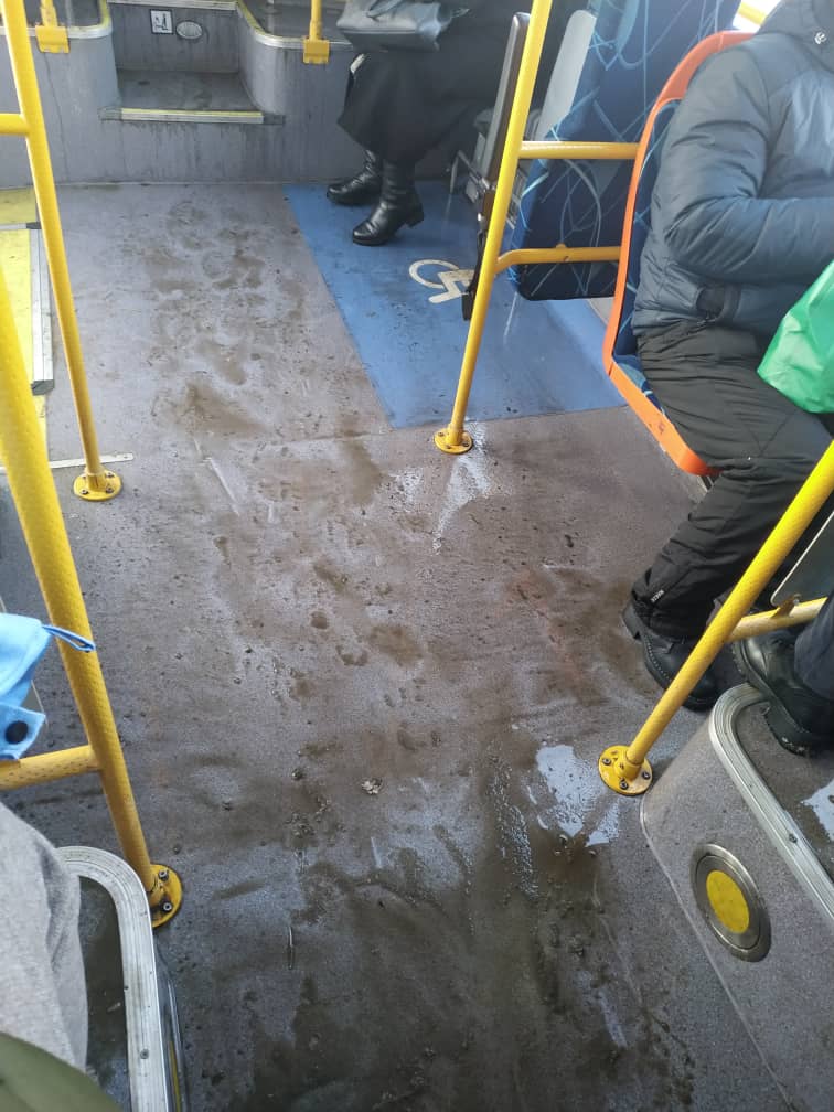 Скользкий пол в общественном транспорте