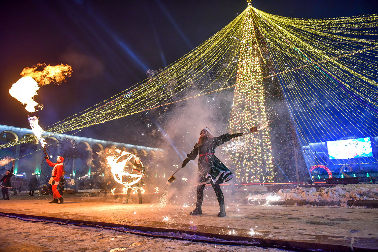 В Бишкеке зажгли елку