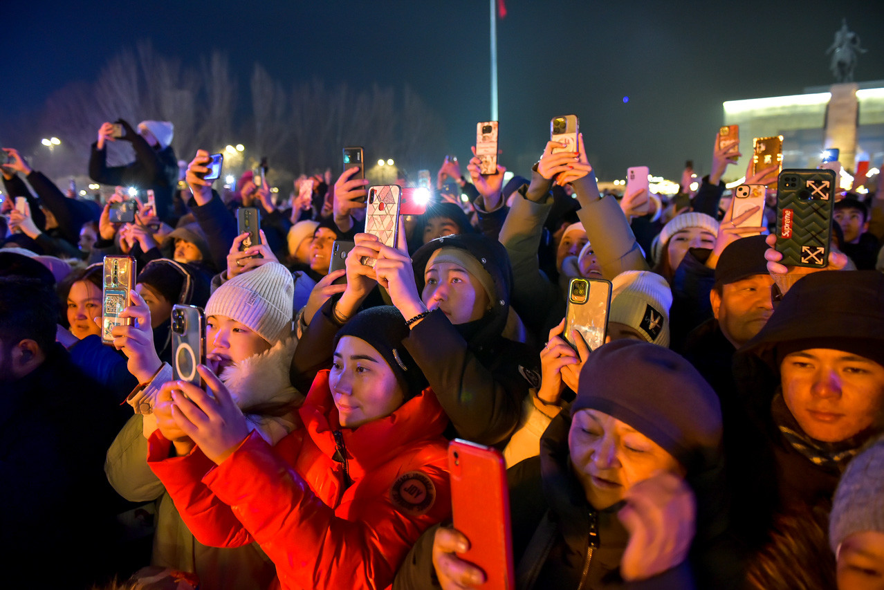 В Бишкеке зажгли елку