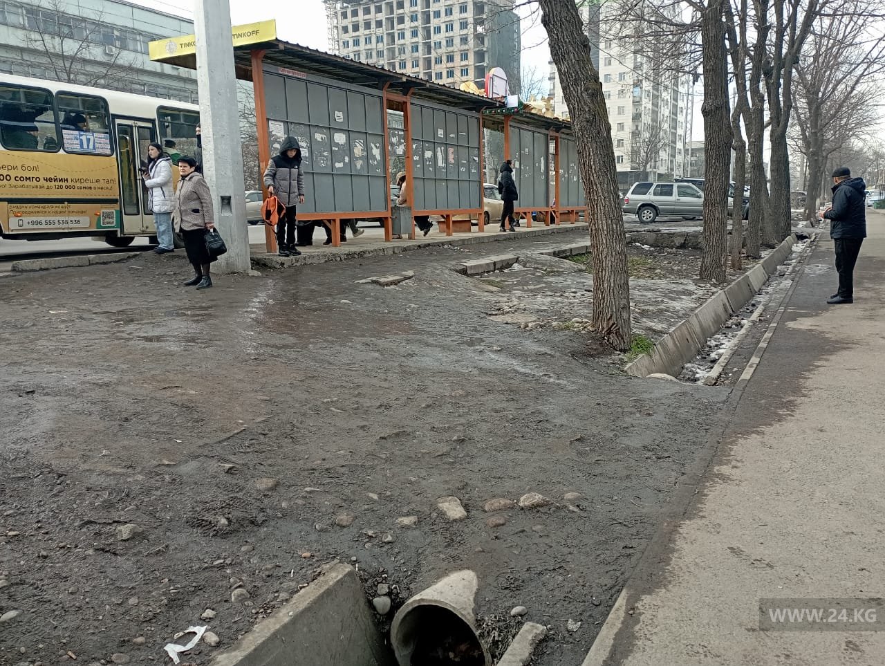 Людям приходится добираться до остановки по грязи