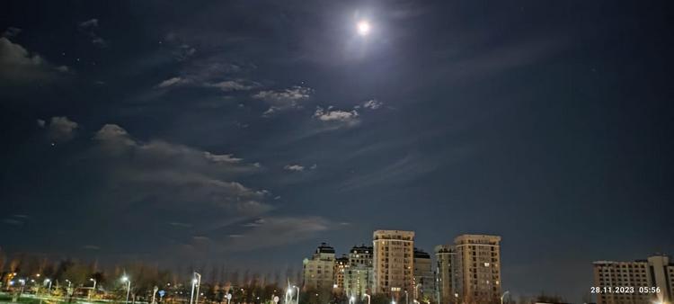 Раннее утро в Бишкеке, парк «Ынтымак»