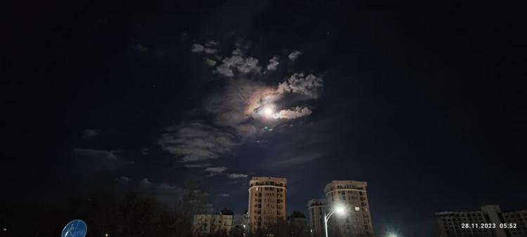Раннее утро в Бишкеке, парк «Ынтымак»