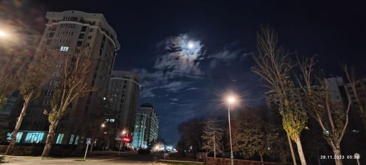 Раннее утро в Бишкеке, парк «Ынтымак»