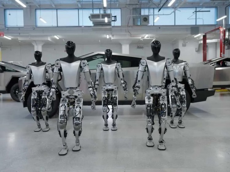 Роботы Optimus на фоне машин Tesla