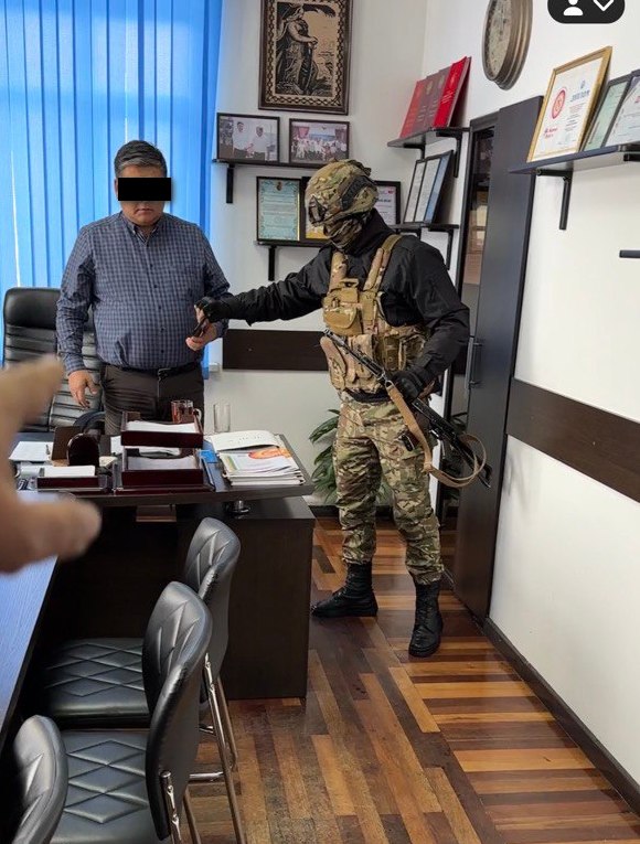 Руководители Аламединского айыл окмоту при получении взятки