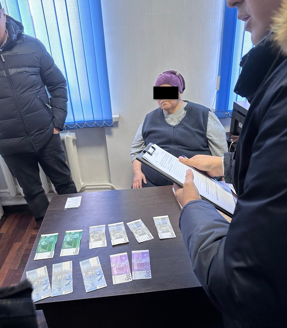 Руководители Аламединского айыл окмоту при получении взятки