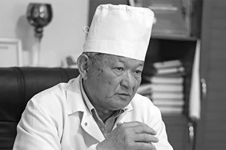 В возрасте 72 лет ушел из жизни заслуженный врач Азамат Алымбаев. 28 лет он был главным врачом родильного дома № 2 в Бишкеке