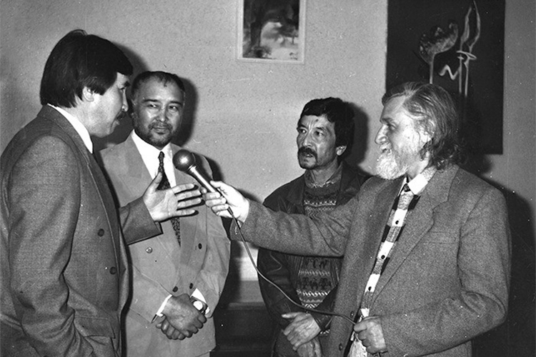 На 75-м году жизни в ДТП погиб кинорежиссер Михаил Дудников. Он запомнился любителям документального кино по фильмам «Взлет Калии Токтогуловой», «Урок на завтра», «Пришелец», «Кому сеять завтра?», «Экскурсия» (на фото с микрофоном)
