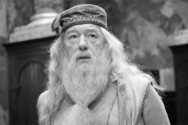 В возрасте 82 лет умер ирландский и британский актер Майкл Гэмбон. Он исполнял роль профессора Дамблдора в фильмах о Гарри Поттере, начиная с третьего фильма