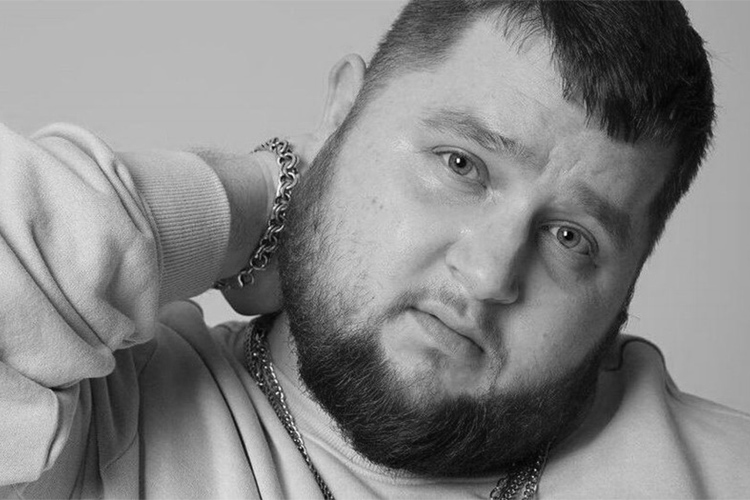 Танцор и шоумен Дмитрий Красилов умер на 30-м году жизни. Он стал известен после появления в роли «Пухляша» в клипе группы Little Big на песню Uno