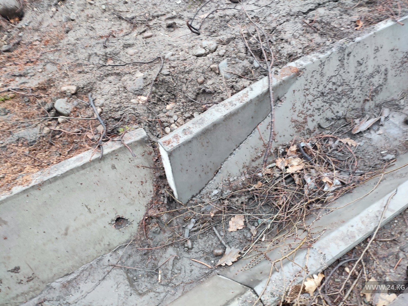 На улице Ахунбаева сломали арык