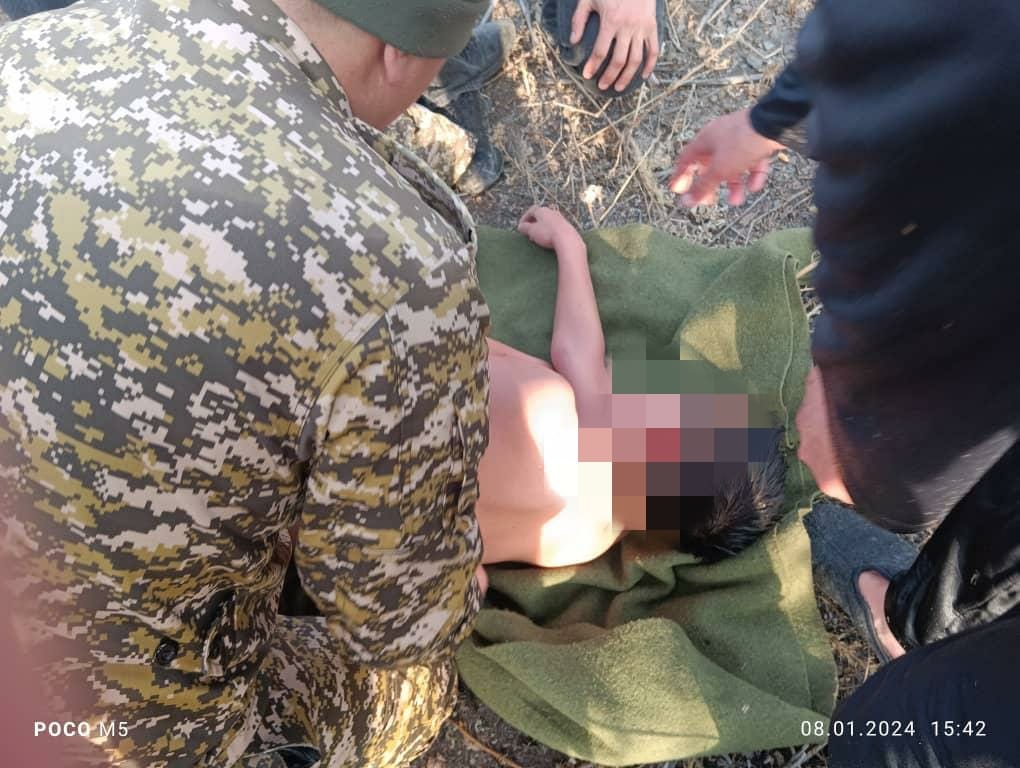 Спасатели вытащили школьников из полузамерзшего водоема
