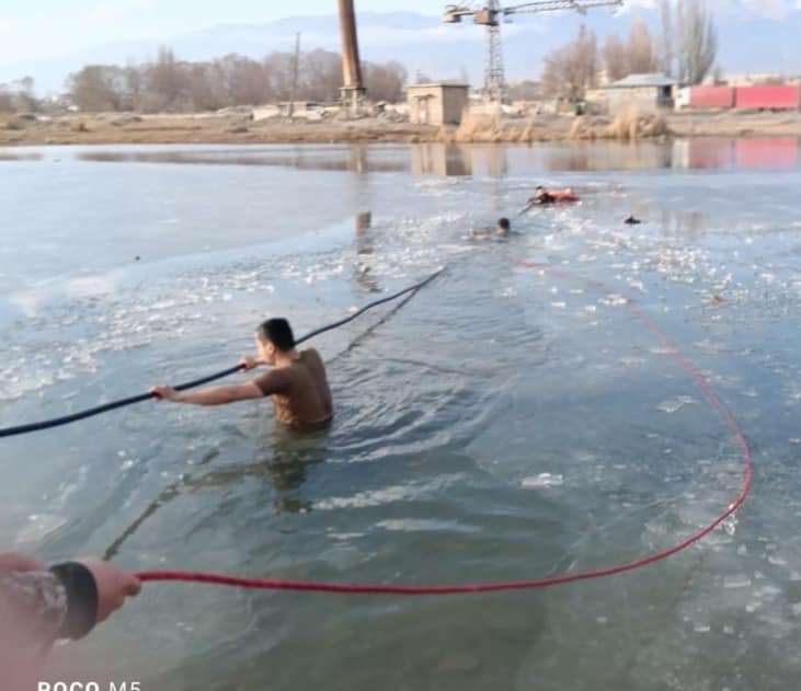 Спасатели вытащили школьников из полузамерзшего водоема