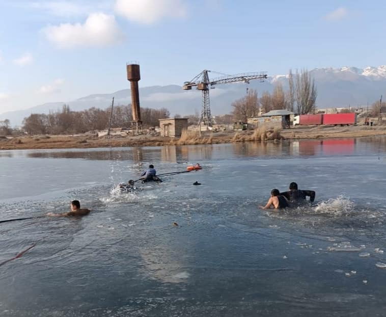 Спасатели вытащили школьников из полузамерзшего водоема
